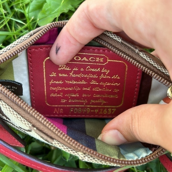 COACH signature brown Jacquard wristlet - Picture 6 of 8